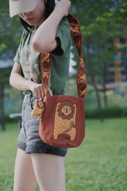 Ruoyu Studio Lion-Casual Crossbody Round Bucket Cloth Bag
